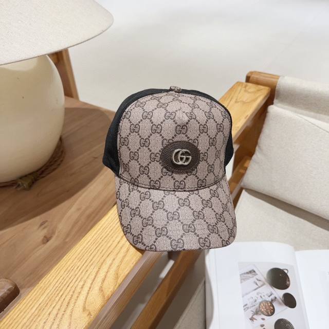 Gucci 古奇 高端网帽 最新款 时尚潮流 高端做工 每一个帽子都是用心之作 非一般的品质 细节也很重要 真皮帽钉 真皮调节带 经典提花布料搭配原版网布 纯棉